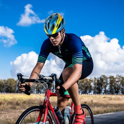 casque velo a visiere bleu et jaune avec lunettes